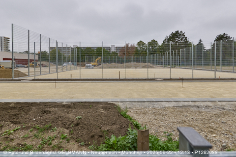 Campus Karl-Marx-Ring_Sportplatz_an_der_neuen_Grundschule_in_Neupelrach_P1292088.jpg